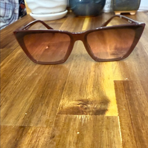 Quay - Bad Habit, Oxblood Cat Eye Lenses with UV Protection, Oversized NEW - Picture 1 of 3